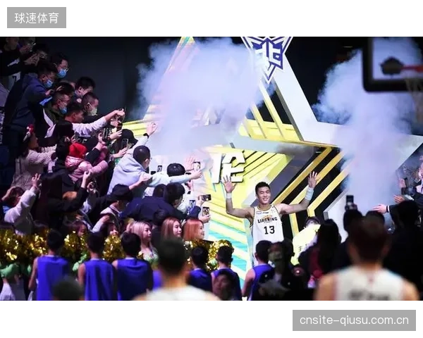 南京队签约跨界明星J.Cole，成功利用名人效应提升球市热度。